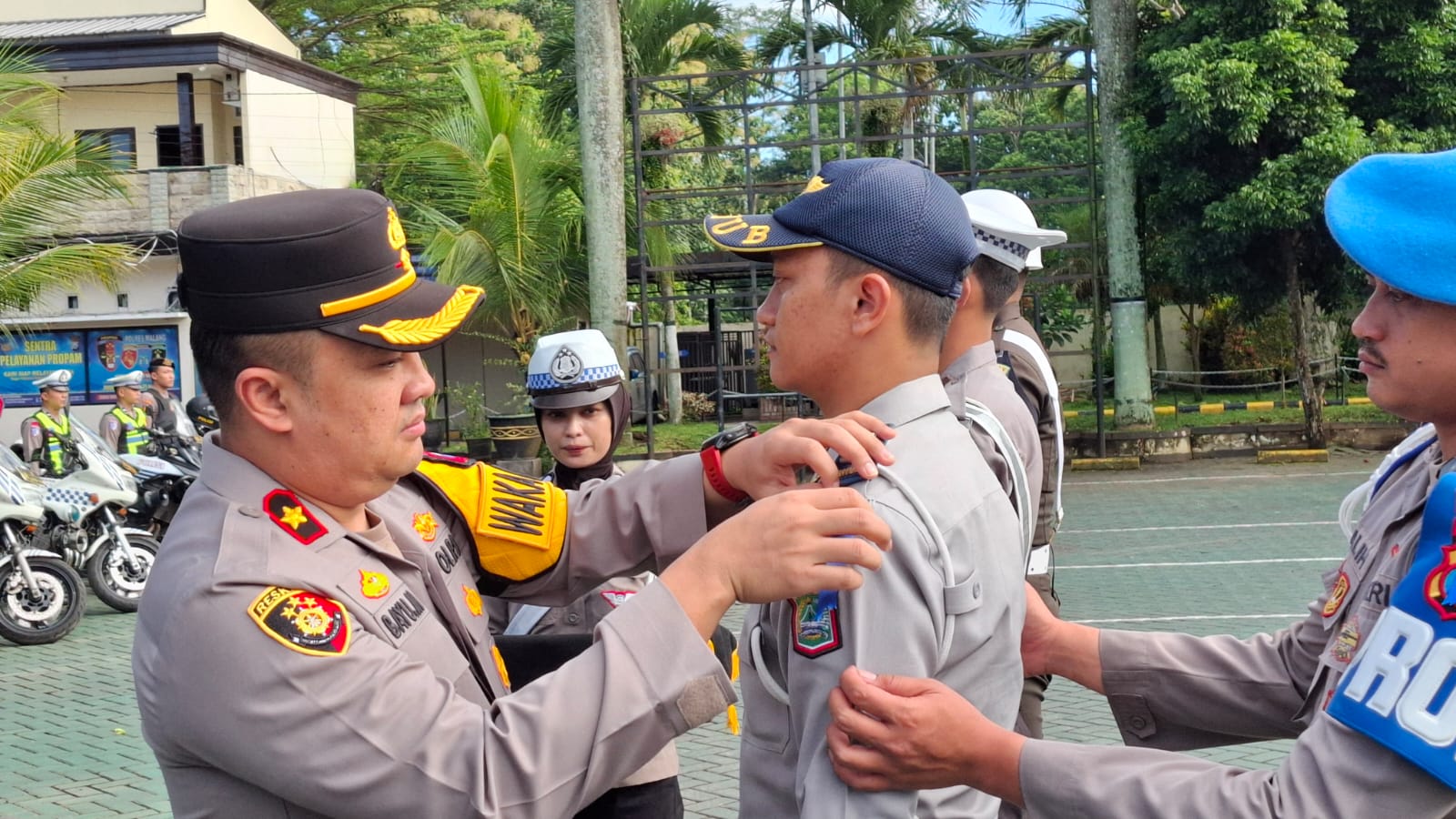 Pemasangan pita pada petugas yang disiagakan dalam Operasi Keselamatan Semru 2026. Foto: Aisyah Nawangsari Putri