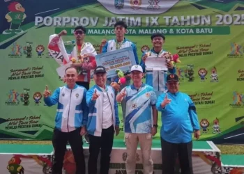 Atlet Kota Malang saat meraih medali emas Porprov Jatim 2025. (Foto/M Sholeh)