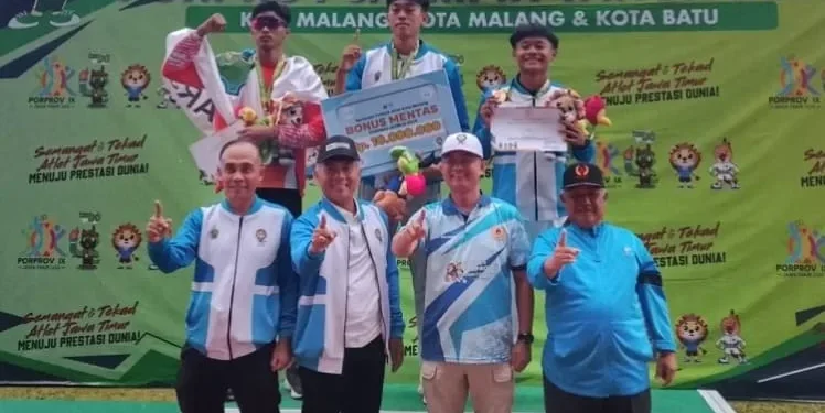Atlet Kota Malang saat meraih medali emas Porprov Jatim 2025. (Foto/M Sholeh)