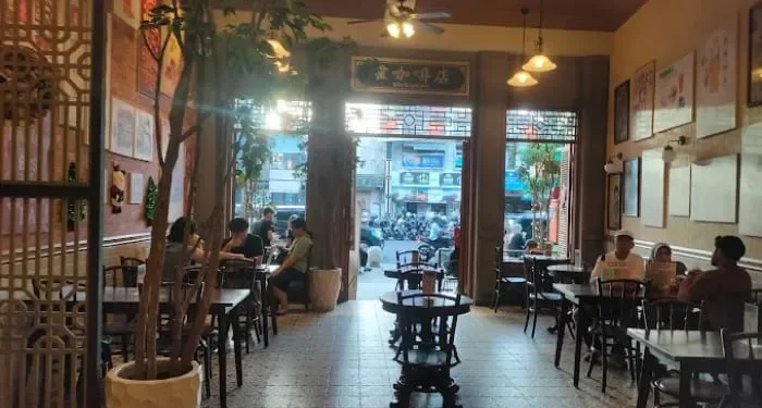 Rekomendasi spot sarapan pagi di Kayutangan, Malang yang nikmat dan wajib dicoba. /Foto: Google Review Kho Kopitiam/Bro Yonathan Channel.