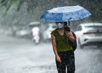 Informasi prakiraan cuaca Malang, khususnya di Kota Malang untuk hari Senin, 23 Februari 2026 yang diperkirakan dominan hujan. /Foto: Pinterest/Azalea