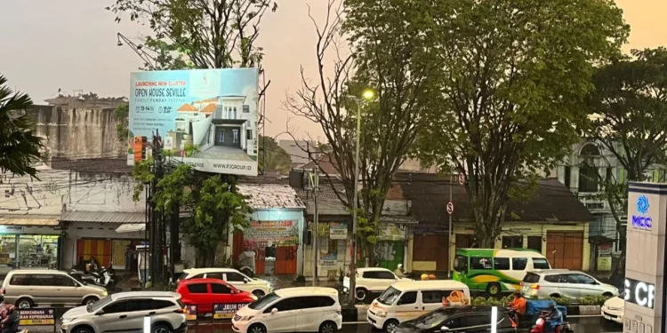 Prakiraan cuaca Malang, khususnya di wilayah Kota Malang pada hari Minggu, 1 Februari 2026 berpotensi hujan ringan sepanjang hari. /Foto: Tugumalang.id/Bagus Rachmad Saputra
