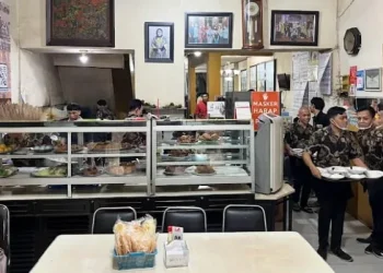 Rekomendasi spot sarapan pagi di sekitar Alun-Alun Malang yang wajib dicoba untuk merasakan pengalaman jelajah rasa yang tak terlupakan. /Foto: Google Review Rawon Nguling/Damar n The Flock