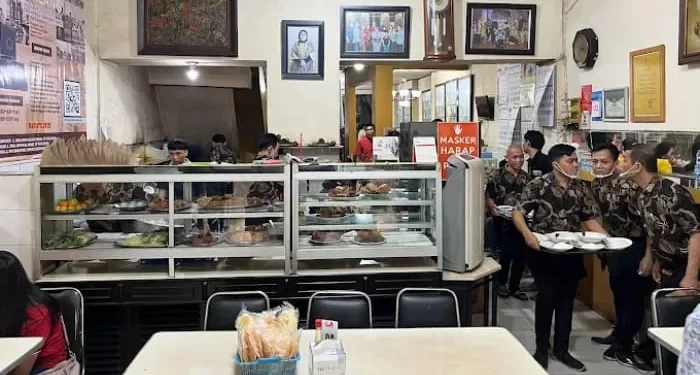 Rekomendasi spot sarapan pagi di sekitar Alun-Alun Malang yang wajib dicoba untuk merasakan pengalaman jelajah rasa yang tak terlupakan. /Foto: Google Review Rawon Nguling/Damar n The Flock