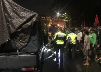 Petugas melakukan olah TKP kecelakaan yang terjadi di Pakis. Foto: Satlantas Polres Malang