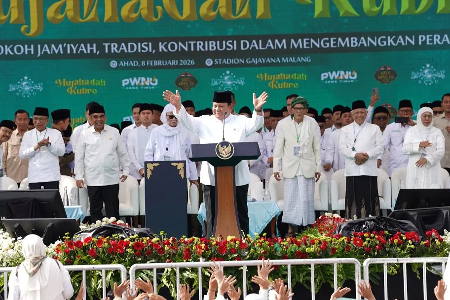 Presiden RI Prabowo Subianto saat memberikan pidato di hadapan ratusan ribu jamaah hadiri Mujahadah Kubro 1 Abad NU di Malang. Foto: Prokopim KWB