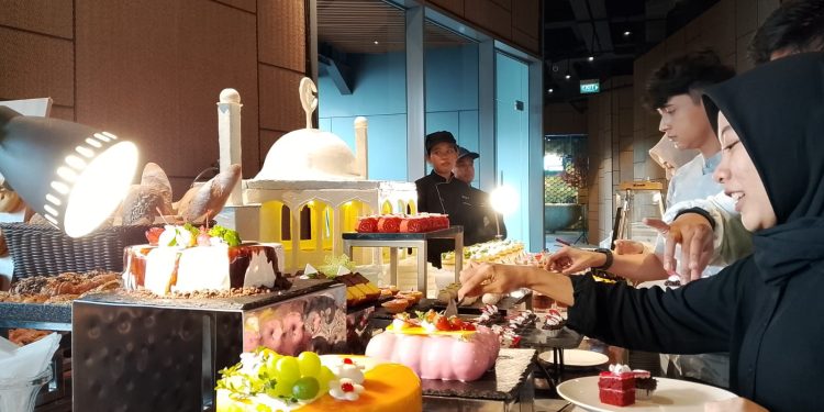 Cluster General Manager Grand Mercure Malang Mirama, Sugito Adhi membeberkan konsep menyambut Ramadan 2026. (Foto/M Sholeh)