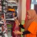 Penanggung jawab Griya Batik Seng, Evi Wahyu Astutik memeriksa stok kain batik di galeri. Foto: Aisyah Nawangsari Putri