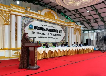 Rektor UIN Malang, Prof. Dr. Hj. Ilfi Nur Diana, M.Si, saat memberikan orasi ilmiah. Foto/dok UIN Malang
