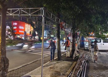 Pembongkaran tenda liar yang disewakan ke pedagang takjil di Suhat Malang. (Foto/Polresta Malang Kota)