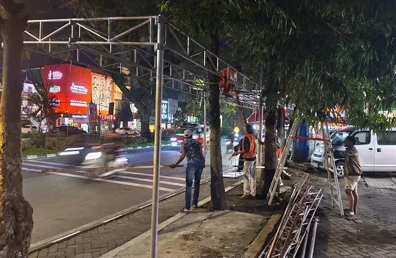 Pembongkaran tenda liar yang disewakan ke pedagang takjil di Suhat Malang. (Foto/Polresta Malang Kota)