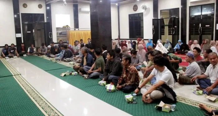 Daftar masjid kampus Malang yang menyediakan takjil gratis selama bulan suci Ramadan. /Foto: Pinterest/Maina Suryani.