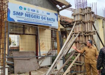Kepala Dinas Pendidikan Kota Batu Alfi Nurhidayat saat meninjau proyek SMPN 4 Kota Batu yang mangkrak. Foto: Dok