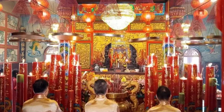 Suasana ibadah Imlek umat Konghucu di Klenteng Eng An Kiong Kota Malang. (Foto/M Sholeh)