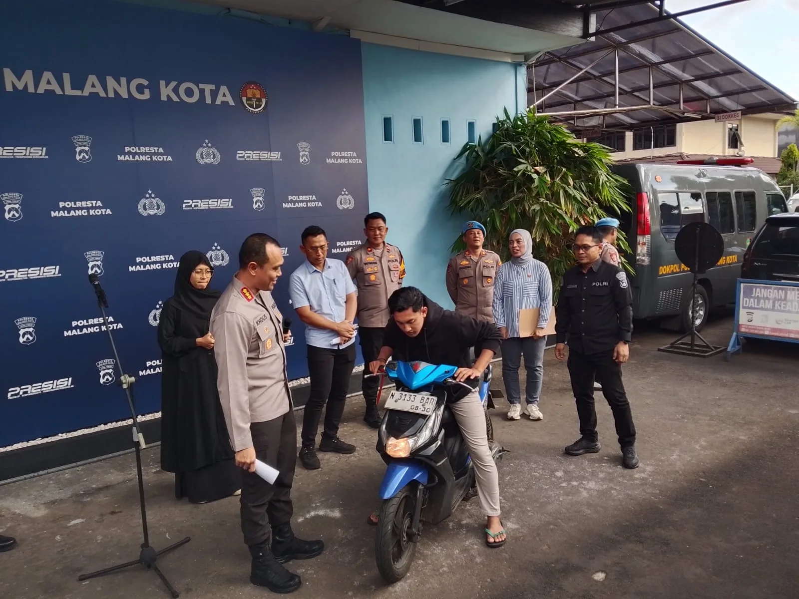 Polresta Malang Kota menyerahkan kembali barang bukti kasus pencurian sepeda motor ke pemiliknya. (Foto/M Sholeh)