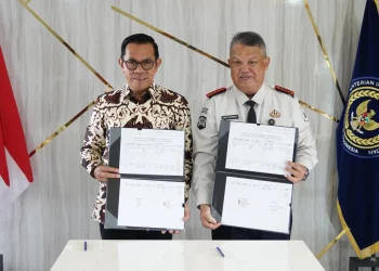 Wali Kota Batu Nurochman saat menandatangni nota kesepahaman pelaksanaan hukuman pidana kerja sosial bersama Bapas Kelas I Malang. Foto: Prokopim KWB