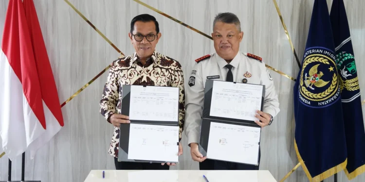 Wali Kota Batu Nurochman saat menandatangni nota kesepahaman pelaksanaan hukuman pidana kerja sosial bersama Bapas Kelas I Malang. Foto: Prokopim KWB