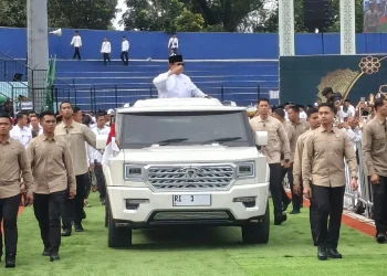 Dari atas Maung 1, Presiden RI Prabowo Subianto memberikan hormat kepada jamaah yang hadir di Harlah 1 Abad NU di Malang. Foto: Azmy