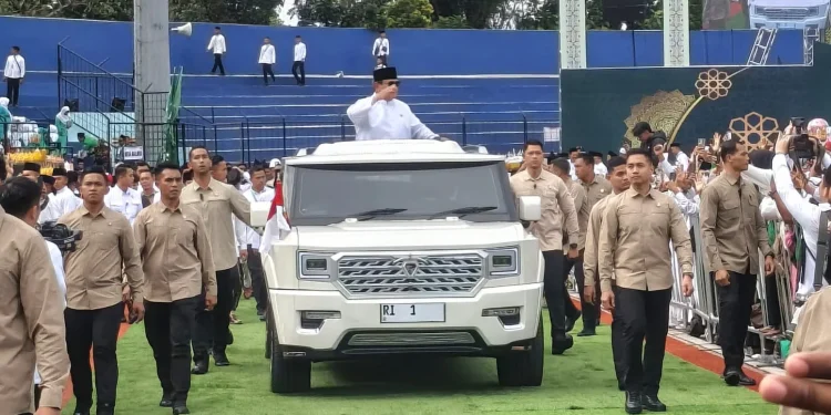 Dari atas Maung 1, Presiden RI Prabowo Subianto memberikan hormat kepada jamaah yang hadir di Harlah 1 Abad NU di Malang. Foto: Azmy