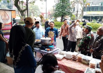 Wali Kota Malang, Wahyu Hidayat bersama Forkipimda menegur pedagang jualan takjil di trotoar. (Foto/M Sholeh)