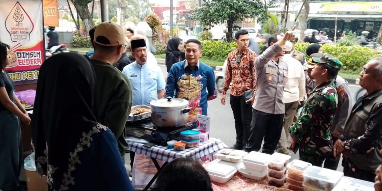 Wali Kota Malang, Wahyu Hidayat bersama Forkipimda menegur pedagang jualan takjil di trotoar. (Foto/M Sholeh)