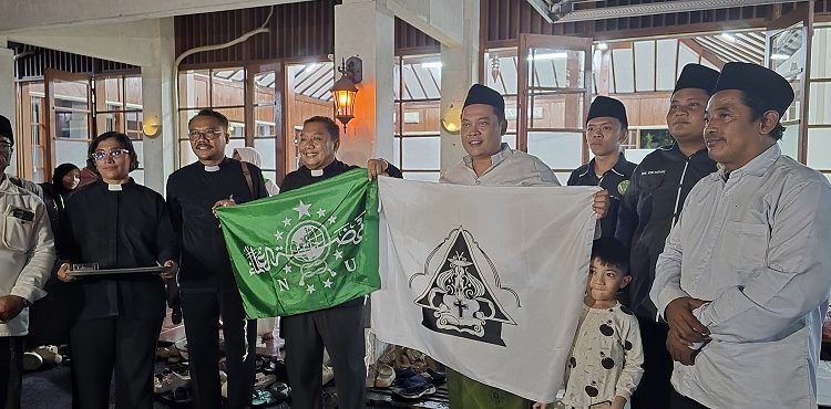 PCNU Kota Surabaya haturkan terima kasih dan apresiasi atas sambutan hangat keluarga besar GKJW Malang dalam acara puncak Harlah NU ke-100. /Foto: Dok.Pribadi for Tugumalang.id.