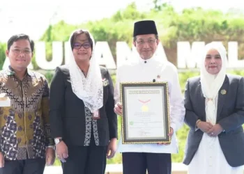 Ground Breaking Pembangunan Edupark di kawasan Ar-Rahim Kampus 3 UIN Malang raih Rekor MURI yang diserahkan Menteri Agama RI, Prof. Dr. Nasaruddin Umar, MA. /Foto: Dok. UIN Malang.