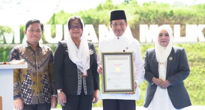 Ground Breaking Pembangunan Edupark di kawasan Ar-Rahim Kampus 3 UIN Malang raih Rekor MURI yang diserahkan Menteri Agama RI, Prof. Dr. Nasaruddin Umar, MA. /Foto: Dok. UIN Malang.