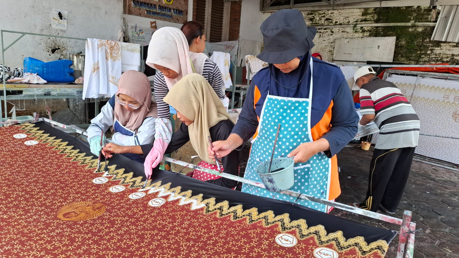 Tim perajin batik Griya Batik Seng di Sengguruh Kepanjen. Foto: Aisyah Nawangsari Putri