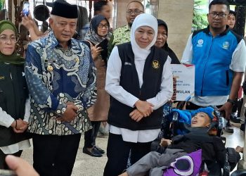Gubernur Jawa Timur, Khofifah Indar Parawansa dan Bupati Malang, Sanusi berfoto bersama penerima manfaat. Foto: Aisyah Nawangsari Putri