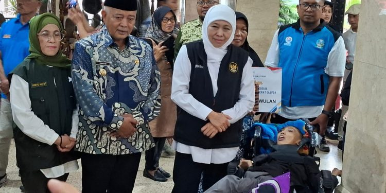 Gubernur Jawa Timur, Khofifah Indar Parawansa dan Bupati Malang, Sanusi berfoto bersama penerima manfaat. Foto: Aisyah Nawangsari Putri