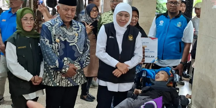 Gubernur Jawa Timur, Khofifah Indar Parawansa dan Bupati Malang, Sanusi berfoto bersama penerima manfaat. Foto: Aisyah Nawangsari Putri