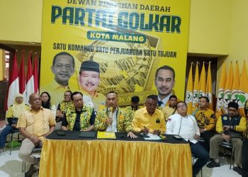 Djoko Prihatin memimpin pembongkaran segel Kantor DPD Partai Golkar Kota Malang. (Foto/M Sholeh)