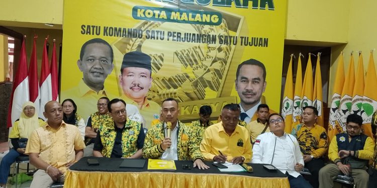 Djoko Prihatin memimpin pembongkaran segel Kantor DPD Partai Golkar Kota Malang. (Foto/M Sholeh)
