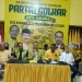 Djoko Prihatin memimpin pembongkaran segel Kantor DPD Partai Golkar Kota Malang. (Foto/M Sholeh)