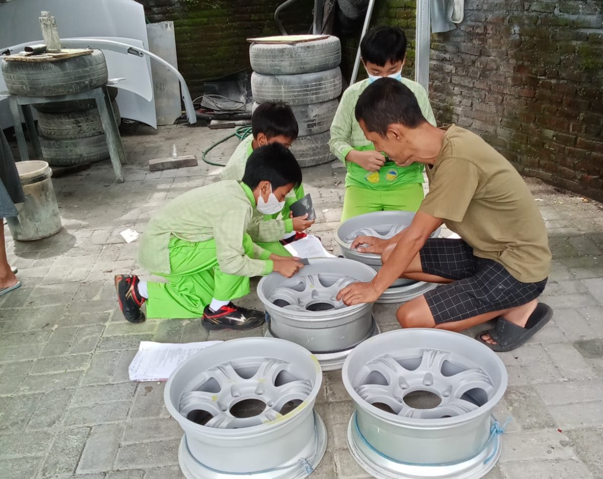 Siswa SDIT Insan Permata Malang belajar di bengkel otomotif. (Foto/dok.)