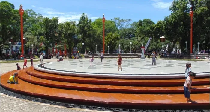 Tugumalang.id - Alun-Alun Merdeka, salah satu spot ngabuburit Kota Malang yang selalu ramai pengunjung di bulan Ramadan. /Foto: Tugumalang.id/Bagus Rachmad Saputra