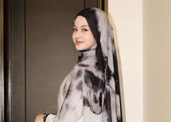 Printed viscose 'Graphite watercolor' by Lozy Hijab (Foto: Instagram @lozyhijab)