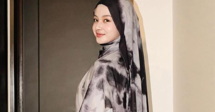 Printed viscose 'Graphite watercolor' by Lozy Hijab (Foto: Instagram @lozyhijab)