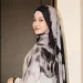 Printed viscose 'Graphite watercolor' by Lozy Hijab (Foto: Instagram @lozyhijab)