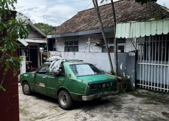 Mobil yang menjadi tempat beristirahat kakek di Kota Malang. (Foto/M Sholeh)