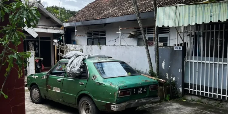 Mobil yang menjadi tempat beristirahat kakek di Kota Malang. (Foto/M Sholeh)