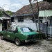 Mobil yang menjadi tempat beristirahat kakek di Kota Malang. (Foto/M Sholeh)