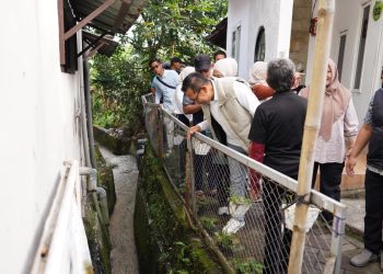 Wali Kota Batu Nurochman saat memimpin aksi PSN serentak di Kelurahan Sisir. Foto: Prokopim KWB