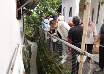 Wali Kota Batu Nurochman saat memimpin aksi PSN serentak di Kelurahan Sisir. Foto: Prokopim KWB