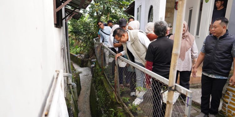 Wali Kota Batu Nurochman saat memimpin aksi PSN serentak di Kelurahan Sisir. Foto: Prokopim KWB