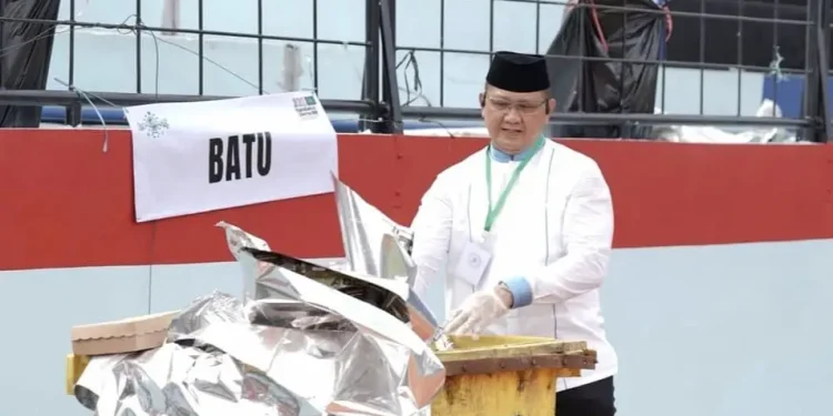 Kadisdik Jatim Aries Agung Paewai saat ikut bersih-bersih sampah pasca Mujahadah Kubro 1 Abad NU di Malang jadi teladan. Foto: Dok.