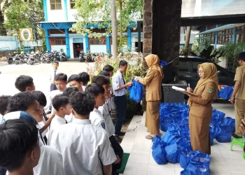 Penyaluran MBG khusus Ramadan di SMP Negeri 6 Malang. (Foto/M Sholeh)