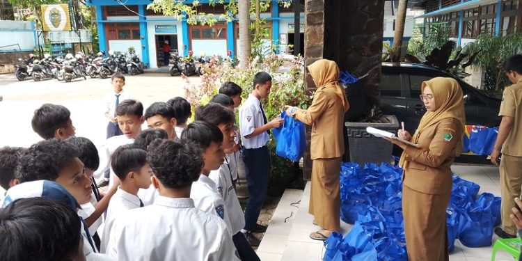 Penyaluran MBG khusus Ramadan di SMP Negeri 6 Malang. (Foto/M Sholeh)