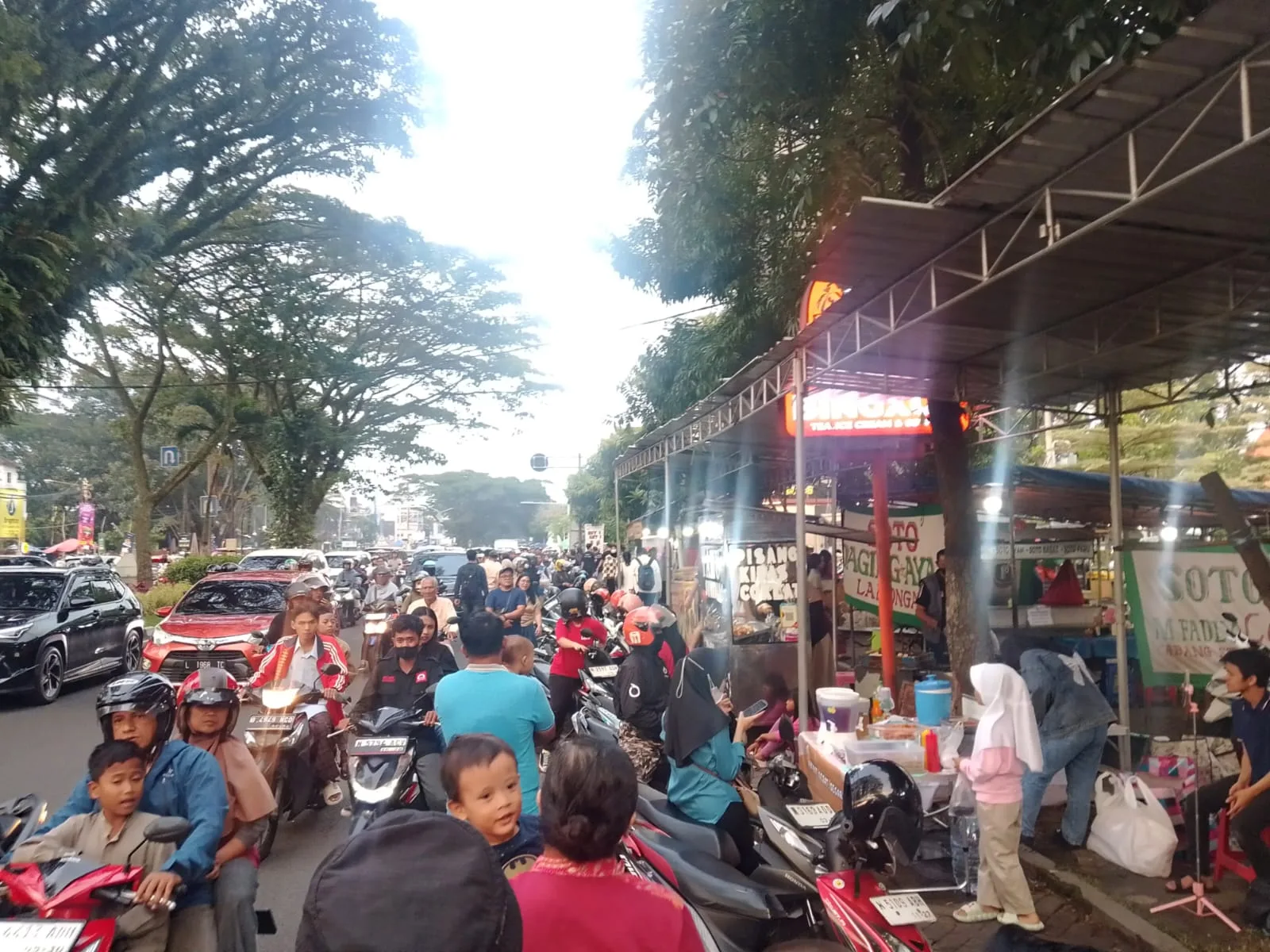Kondisi trotoar di Jalan Suhat Kota Malang yang dipakai berjualan takjil. (Foto/M Sholeh)